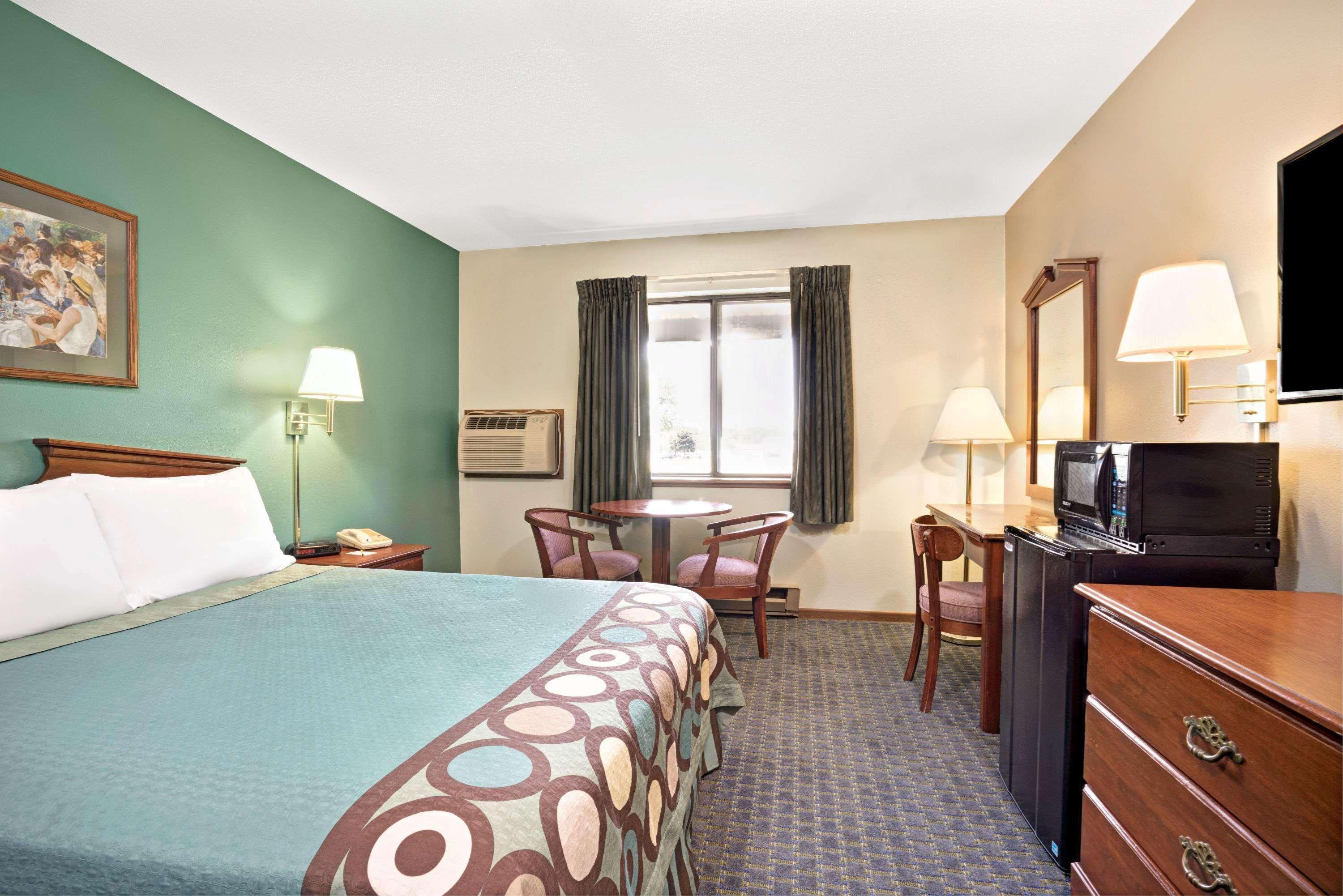 Super 8 By Wyndham Hudson Otel Dış mekan fotoğraf